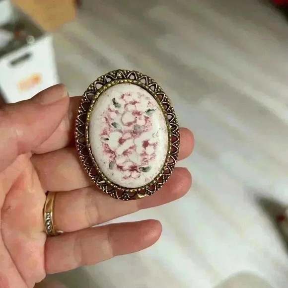 4/$100 Italian renaissance 1950 Japan stamped gold brooch 🙌HOST PICK - Picture 3 of 7